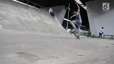 Skater sedang bermain di skaterpark di kolong Flyover Slipi, Jakarta, Selasa (15/1). Belum diresmikan, skaterpark di kolong Flyover Slipi, tampak berberapa dilintasan tampak rusak. (Liputan6.com/Herman Zakharia)