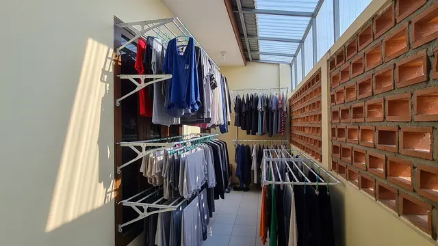 Desain Area Jemur Modern dengan Sirkulasi Udara Maksimal agar Cucian Tidak Lembap/Gemini AI