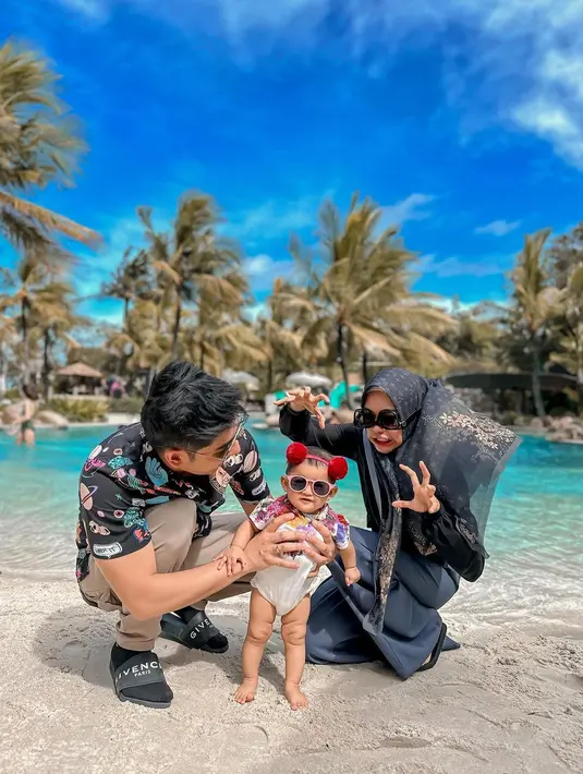 Begitu pula saat main air di laut, Ricis sering mempertemukan Moana dengan air secara langsung. Ria Ricis dan Moana yang belum genap satu tahun ini sering berbasah-basahan bareng. (Liputan6.com/IG/@riaricis1795).