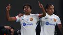 Pemain Barcelona, Lamine Yamal (kiri) melakukan selebrasi setelah mencetak gol kemenangan timnya ke gawang Osasuna pada babak semifinal Piala Super Spanyol di Stadion Al-Awwal, Riyadh, Arab Saudi, Kamis (11/01/2024). (AFP/Fayez Nureldine)