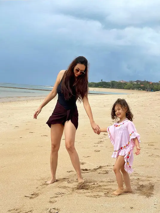 <p>Aura Kasih tuai perhatian saat bermain di pantai (Instagram/aurakasih)</p>