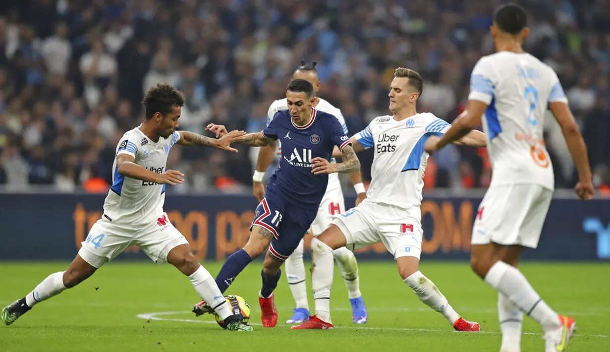 Pemain Paris Saint-Germain Angel Di Maria (tengah), menghadapi pertahanan Marseille pada pertandingan Liga Satu Prancis di Marseille, Prancis, Minggu (24/10/2021). Pertandingan berakhir dengan skor 0-0. (AP Photo/Daniel Cole)