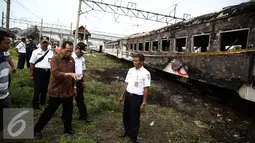 Menteri Perhubungan Budi Karya meninjau lokasi terbakarnya dua gerbong kereta Kerta Jaya kelas Ekonomi di dekat Stasiun Tanjung Priok, Jakarta, Kamis (25/8). (Liputan6.com/Faizal Fanani)