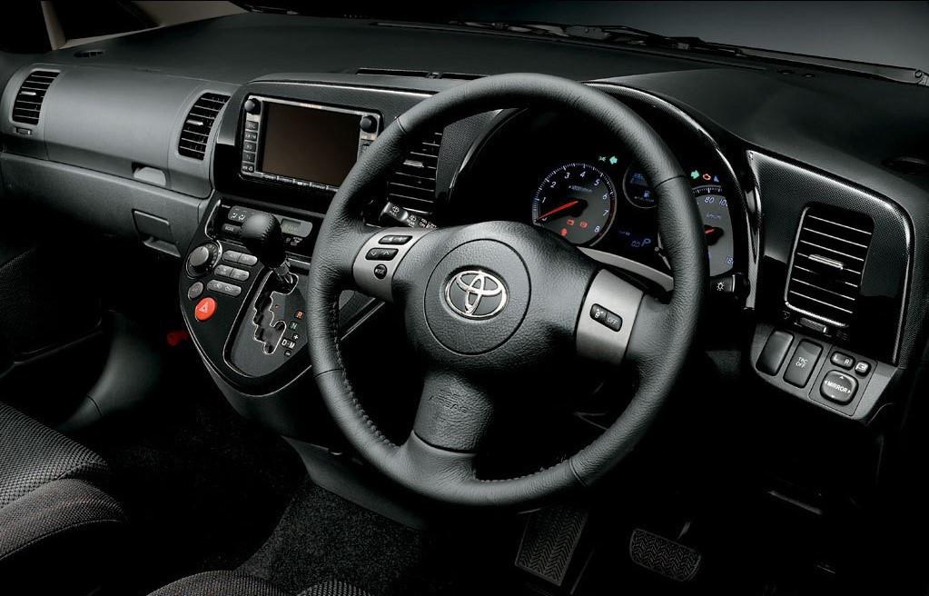 Interior Toyota Wish generasi pertama (favcars.com)