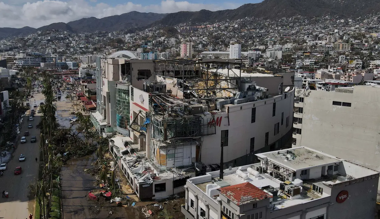 Bangunan-bangunan yang rusak berdiri setelah Badai Otis menerjang Acapulco, Meksiko, Kamis, 26 Oktober 2023. (AP Photo/Felix Marquez)