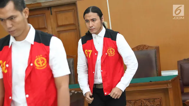 Penampilan Klimis Ello Saat Jalani Sidang Perdana Kasus Narkoba