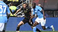 Kapten Venezia, Jay Idzes mencoba menahan gempuran striker Napoli, Romelu Lukaku dalam laga Serie A 2024/2025. (AFP/Andrea Pattaro)