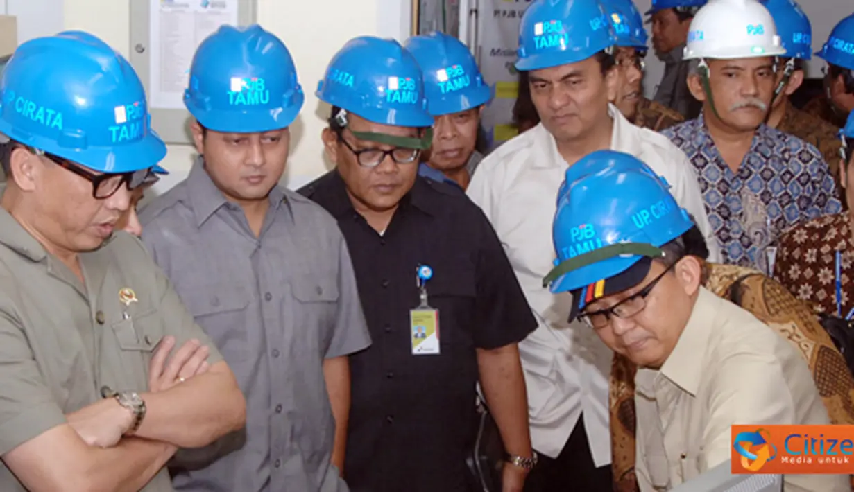 Citizen6, Purwakarta: Menteri ESDM, Darwin Zahedy Saleh beserta rombongan mengunjungi PLTA Cirata untuk mengetahui pasokan listrik selama lebaran 2011 pada, Jumat (26/8). (Pengirim: Agus Trimukti)