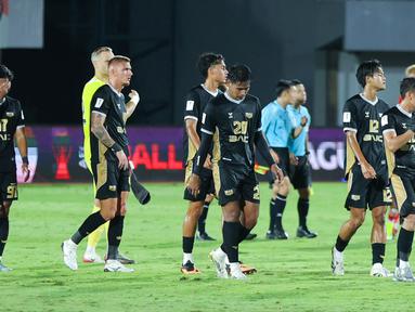 Pemain Dewa United tertunduk lesu setelah ditahan imbang Phnom Penh Crown pada laga matchday pertama grup E AFC Challenge League di Indomilk Arena, Tangerang, Minggu (26/10/2025). (Bola.com/M Iqbal Ichsan)