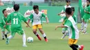 Sejumlah anak-anak bermain sepak bola pada acara kompetisi sepak bola U-12 antar Sekolah Dasar, MILO Football Championship 2018, di Senayan, Jakarta, Sabtu (24/3). Kegiatan ini untuk mempromosikan gaya hidup sehat dan aktif. (Liputan6.com/Pool/Rizky)