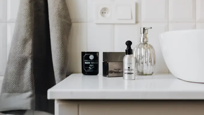 Rutin Membersihkan Wajah dan Menggunakan Produk Anti-Aging