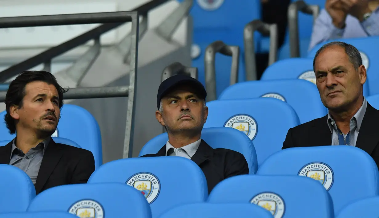 Pelatih Manchester United, Jose Mourinho (tengah) berada di bangku penonton menyaksikan pertandingan Manchester City melawan Everton pada Liga Inggris di Stadion Etihad, (22/8). Laga tersebut sendiri berakhir imbang 1-1. (AFP Photo/Anthony Devlin)