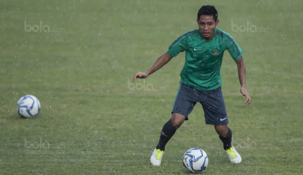 Gelandang Timnas Indonesia, Evan Dimas, mengontrol bola saat latihan di Stadion UKM, Selangor, Sabtu (19/8/2017). Latihan ini merupakan persiapan jelang laga SEA Games melawan Timor Leste. (Bola.com/Vitalis Yogi Trisna)