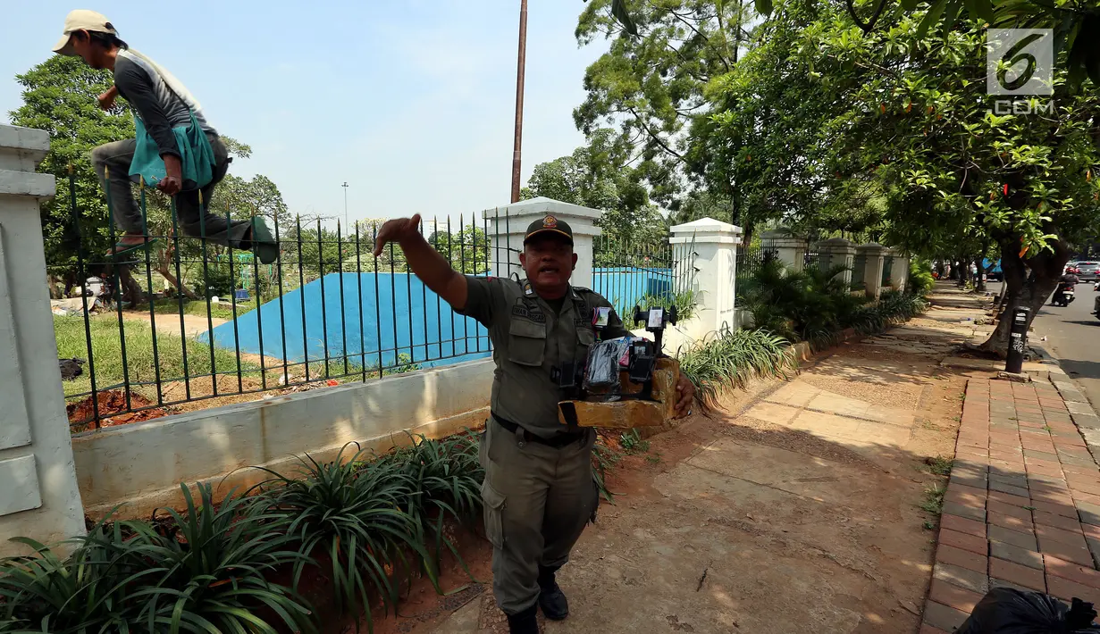 Satpol PP menyita barang dagangan milik pedagang aksesoris ponsel saat merazia pedagang kaki lima di kawasan Karet, Jakarta, Senin (17/7). Razia itu untuk membuat jera pedagang yang nakal dan tetap nekat berjualan di bahu jalan. (Liputan6.com/Johan Tallo)