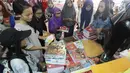 Sejumlah warga membeli buku di Pasar Kebayoran Lama, Jakarta, Rabu  (5/7). Menjelang tahun ajaran baru permintaan perlengkapan sekolah meningkat. (Liputan6.com/Angga Yuniar)