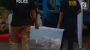 Petugas membawa boks plastik berisi barang bukti narkotika jenis sabu untuk dimusnahkan di silang Monas, Jakarta, Jumat (4/5). Sabu 2,647 ton yang dimusnahkan adalah hasil sitaan dari dua kasus dengan delapan tersangka. (Merdeka.com/Imam Buhori)