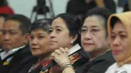 Ketua Umum PDIP Megawati Soekarno Putri (kedua kanan) bersama Menko Bidang Pembangunan Manusia dan Kebudayaan Puan Maharani (tengah) saat menghadiri Peringatan Hari Ibu, Jakarta, Senin (22/12/2014). (Liputan6.com/Herman Zakharia)