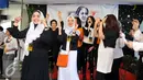 Yayasan Sahabat Kartini menggelar acara halal bihalal di Rutan Pondok Bambu, Jakarta, Senin (3/8/2015). Tampak Eddies Adelia ikut berjoget dalam acara tersebut. (Liputan6.com/Panji Diksana)