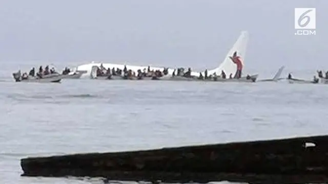 VIDEO: Nahas, Pesawat Papua Nugini Jatuh ke Laut