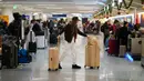 Seorang wanita berjalan ke konter tiket Southwest di Bandara Internasional Los Angeles, Los Angeles, Amerika Serikat, 19 Desember 2022. Liburan Natal dan Tahun Baru bagi sebagian warga Amerika Serikat dan Eropa tahun ini menghadirkan kekhawatiran karena tekanan ekonomi. (AP Photo/Jae C. Hong)