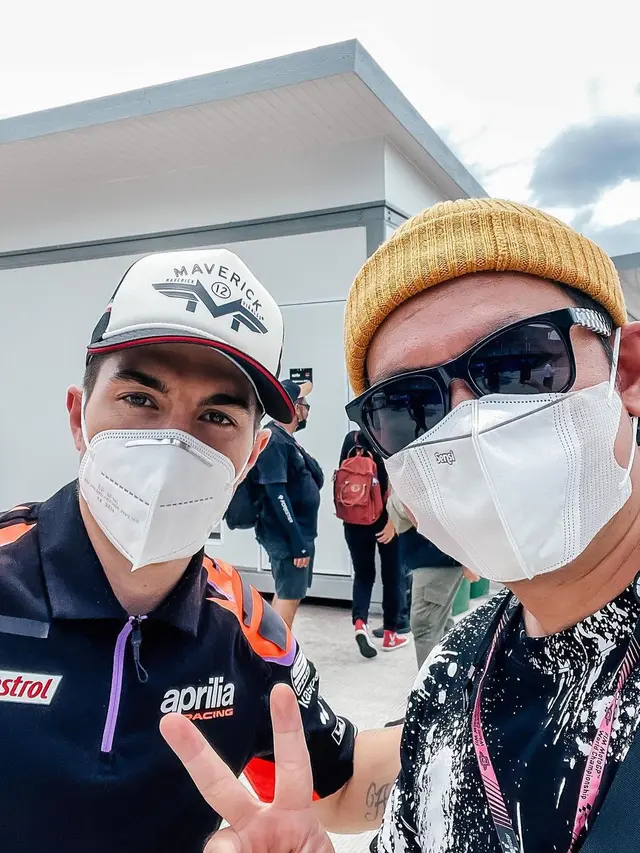 8 Potret Melki Bajaj Foto Bareng Pembalap MotoGP di Mandalika, Banjir Pujian