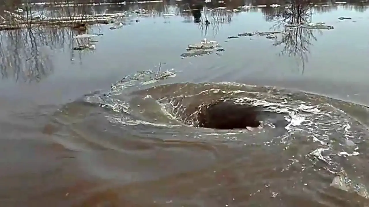 Pusaran Air Tengah Danau 