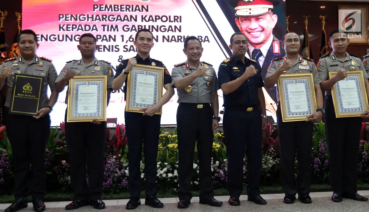 Kapolri Jenderal Tito Karnavian foto bersama penerima penghargaan pengungkapan 1,6 ton narkoba jenis sabu di Mabes Polri, Jakarta, Selasa (27/3). Para penerima penghargaan terdiri dari tim gabungan. (Liputan6.com/JohanTallo)