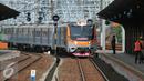 PT Kereta Api Indonesia (KAI) kembali mengoperasikan lintas Jakarta Kota-Tanjung Priok, Jakarta, Senin (21/12). Pengoperasian rute akan difasilitasi oleh commuter line yang dioperasikan oleh PT KAI Commuter Jabodetabek (KCJ). (Liputan6.com/Yoppy Renato)