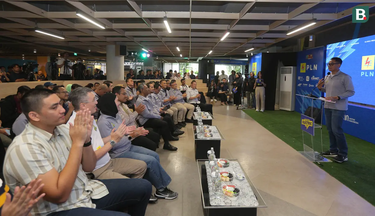 <p>Dirut PLN, Darmawan Prasodjo memberikan sambutan saat acara launching jersey, tim dan logo baru Jakarta Elektrik PLN untuk mengarungi PLN Mobile Proliga 2024 di Kantor Pusat PLN, Jakarta, Selasa (23/4/2024). (Bola.com/M Iqbal Ichsan)</p>