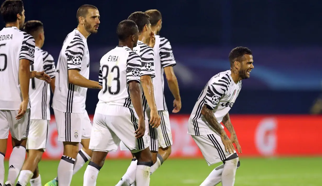 Pemain Juventus menyambut gol yang dicetak Dani Alves ke gawang Dinamo Zagreb dalam laga kedua Grup H Liga Champions di Stadion Maksimir, Rabu (28/9/2016) dini hari WIB. (AFP)