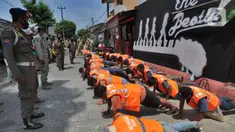 Puluhan pelanggar PSBB diberi hukuman push-up saat razia masker di Pasar Reni, Pamulang, Tangerang Selatan, Banten, Selasa (1/9/2020). Razia terhadap pedagang dan pengunjung pasar ini juga dilakukan rapid test guna mencegah penularan COVID-19. (merdeka.com/Arie Basuki)