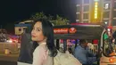 Tas backpack putih tersebut pun terpantau selalu menemawinya backpackeran. Ia juga mengenakan atasan kaos lengan pendek putih dipadukan celana denim skinny panjang.[@prillylatuconsina96]
