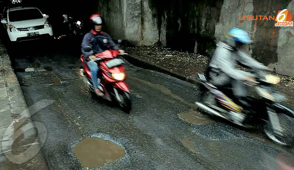 Jalanan yang rusak parah tentu akan sangat membahayakan para pengguna jalan terutama pengguna roda dua (Liputan6.com/Johan Tallo).