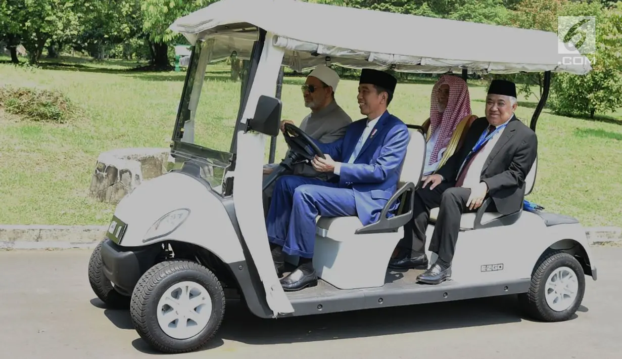 Presiden Joko Widodo bersama Imam Besar Al-Azhar Ahmad Muhammad Ath-Thayeb bersiap membuka Konsultasi Tingkat Tinggi (KTT)  Ulama dan Cendekiawan Muslim Dunia di Istana Bogor, Jawa Barat, (1/5). (Liputan6.com/Pool/Biro PersSetpres)