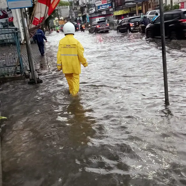 Hujan Deras Sejak Sore, Sejumlah Jalan di Kota Depok Banjir