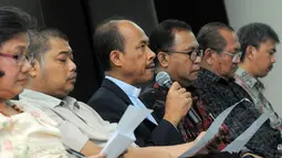 Pr Romo YR Edy Purwanto (ketiga dari kiri) memberikan pernyataan seputar penunjukan Komjen Budi Gunawan sebagai Kapolri oleh Presiden Joko Widodo di gedung PGI Jakarta, Sabtu (17/1/2015). (Liputan6.com/Herman Zakharia)