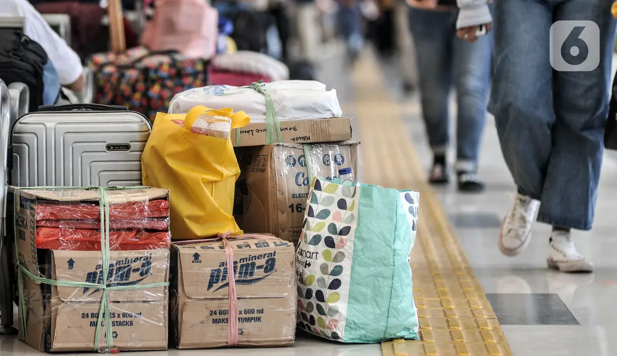 Calon penumpang saat menunggu keberangkatan kereta jarak jauh di Stasiun Pasar Senen, Jakarta, Senin (3/5/2021). Jelang pemberlakuan larangan mudik pada 6-17 Mei, lonjakan penumpang kereta jarak jauh terjadi di stasiun tersebut. (merdeka.com/Iqbal S. Nugroho)