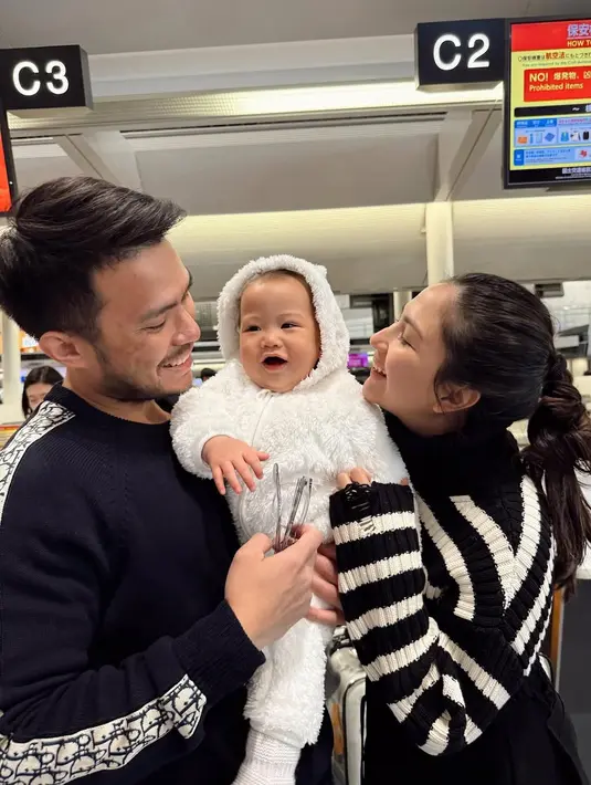 Tak ketinggalan, Yakup Hasibuan pun juga kenakan outfit hitam putih. Ia nampak kenakan sweater hitam bergaris putih dari Dior.  [@jscmila]