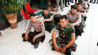 Puluhan personel polwan Polresta Solo memberikan kejutan untuk para anggota TNI di Korem 074/Warastratama Surakarta. (Liputan6.com/ Fajar Abrori)