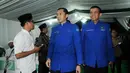 Ketua Fraksi Partai Demokrat Edhie Baskoro sata tiba untuk menghadiri peringatan hari lahir ke-18 Partai Kebangkitan Bangsa di DPP PKB Jakarta, Sabtu (23/7). Dalam peringatan itu PKB kembali mengenang kelahiran partai tersebut (Liputan6.com/Helmi Afandi) 