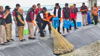 Menteri Kelautan dan Perikanan (KKP) Sakti Wahyu Trenggono melakukan Panen raya secara parsial kedua di Tambak Budidaya Udang Berbasis Kawasan (BUBK) di Kabupaten Kebumen, Provinsi Jawa Tengah. (Tira/Liputan6.com)