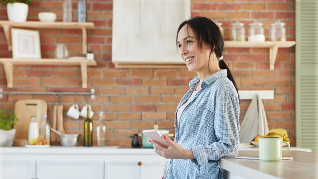 wanita / perempuan di dapur