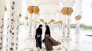 Keduanya pun bahagia dan sempat mengunjungi Sheikh Zayed Grand Mosque bersama. (Foto: Instagram/shireensungkar))