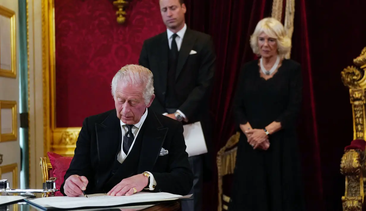 <p>Raja Charles III menandatangani sumpah untuk menegakkan keamanan Gereja di Skotlandia saat upacara proklamasi bersama Dewan Aksesi di Istana St. James, London, Inggris, Sabtu (10/9/2022). Proklamasi Raja Charles III sebagai penguasa Britania Raya telah dilaksanakan. (Victoria Jones/Pool Photo via AP)</p>