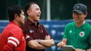 <p>Pelatih kepala Timnas Indonesia U-20, Shin Tae-yong (kanan) berbincang dengan Ketua Umum PSSI, Mochamad Iriawan saat latihan persiapan Kualifikasi Piala Asia U-20 2023 yang berlangsung di Lapangan A Gelora Bung Karno, Jakarta, Selasa (30/08/2022). (Bola.com/Bagaskara Lazuardi)</p>