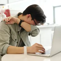 Ilustrasi orang yang merasakan gejala subvarian Omicron dengan karakteristik yang berbeda. Credits: pexels.com by Edward Jenner