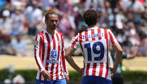 Penyerang Prancis Atletico Madrid, Antoine Griezmann (kiri), dan rekan setimnya, Julian Alvarez, bereaksi pada akhir pertandingan sepak bola Grup B Piala Dunia Antarklub FIFA 2025 antara Atletico de Madrid dari Spanyol dan Botafogo dari Brasil di stadion Rose Bowl di Los Angeles pada 23 Juni, 2025. Patrick T. Fallon / AFP