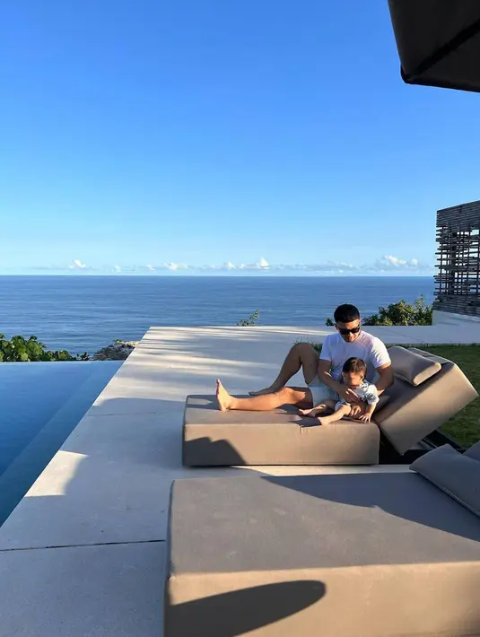 Menjadi seorang pengusaha dan ayah, Indra Priawan kerap habiskan momen bersama anak. Sosok ayah muda masa kini ini pun terlihat keren saat menemani putranya tersebut. Menikmati waktu senja bersama anak sambil melihat pemandangan indah Bali tentu sangat menyenangkan. (Liputan6.com/IG/@nikitawillyofficial94)