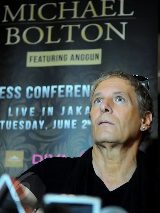 Penyanyi kelas dunia Michael Bolton saat jumpa pers di kawasan Thamrin, Jakarta, Senin (1/6/2015). Michael Bolton akan berduet dengan Anggun pada konser yang akan berlangsung di Kota Kasablanka, Jakarta pada Selasa (2/6). (Liputan6.com/Faisal R Syam)