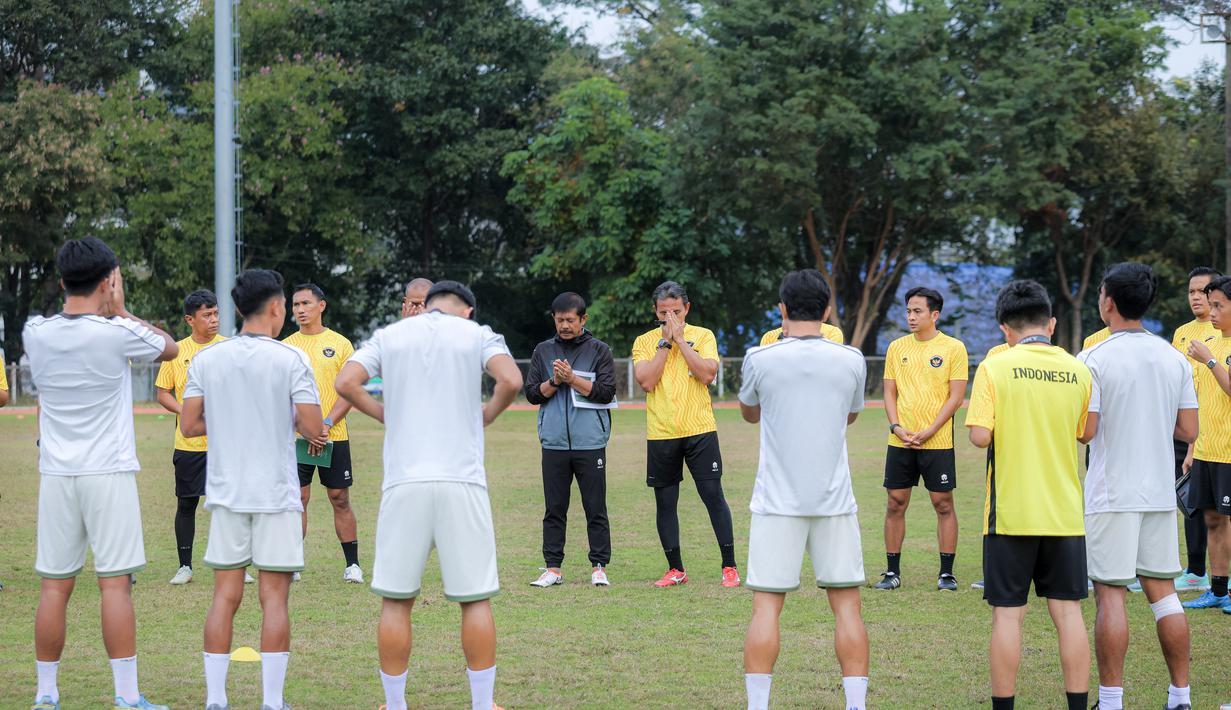 Pertandingan antara Timnas Indonesia U-22 dan Myanmar akan dimainkan di 700th Anniversary Stadium, Chiang Mai, Thailand pada Jumat (12/12/2025). Tampak dalam foto, pemain Timnas Indonesia U-22 berdoa sebelum melakukan sesi latihan resmi jelang melawan Myamar pada matchday kedua Grup C SEA Games 2025. (Bola.com/ Bagaskara Lazuardi)